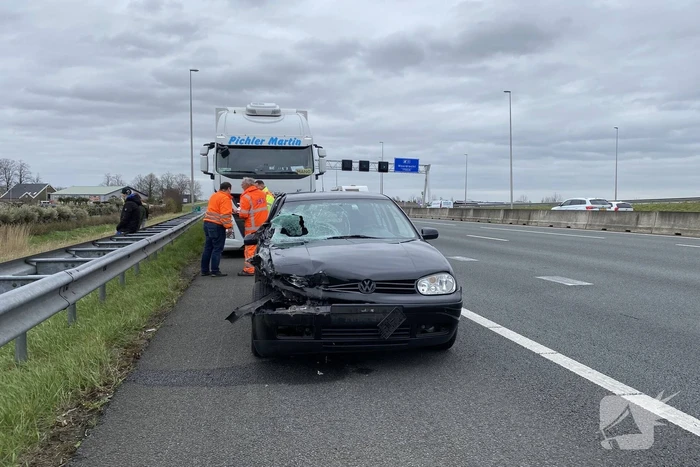 Personenauto klapt op trailer van vrachtwagen