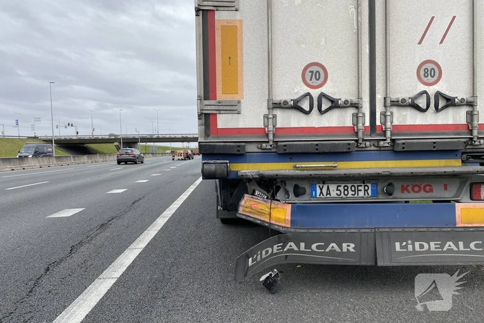 Personenauto klapt op trailer van vrachtwagen