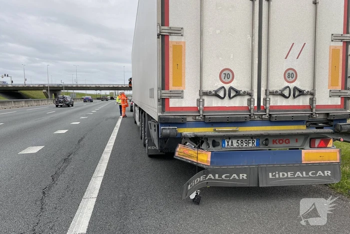 Personenauto klapt op trailer van vrachtwagen