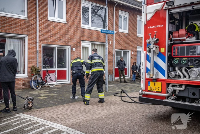 Brandweer blust brand op zolder
