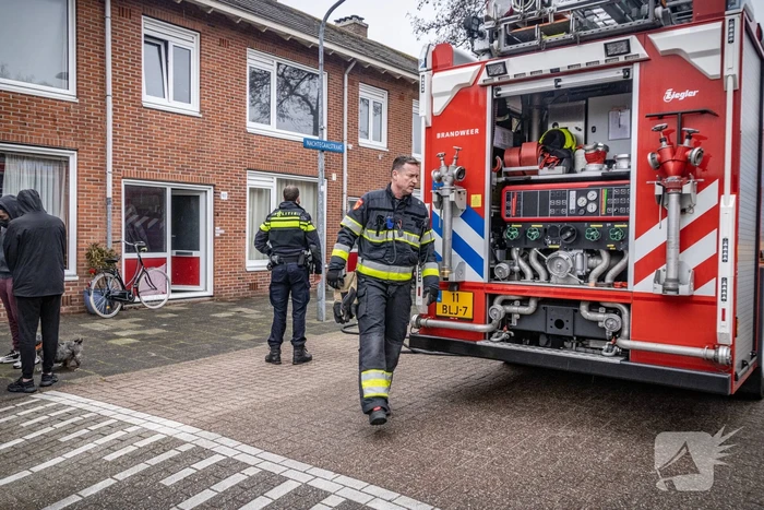 Brandweer blust brand op zolder
