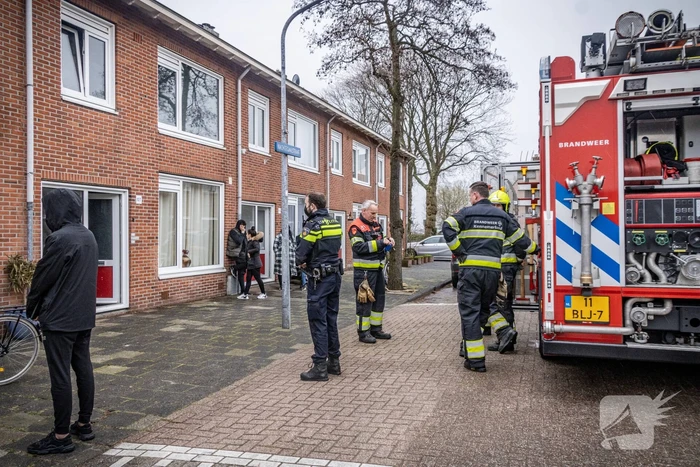Brandweer blust brand op zolder
