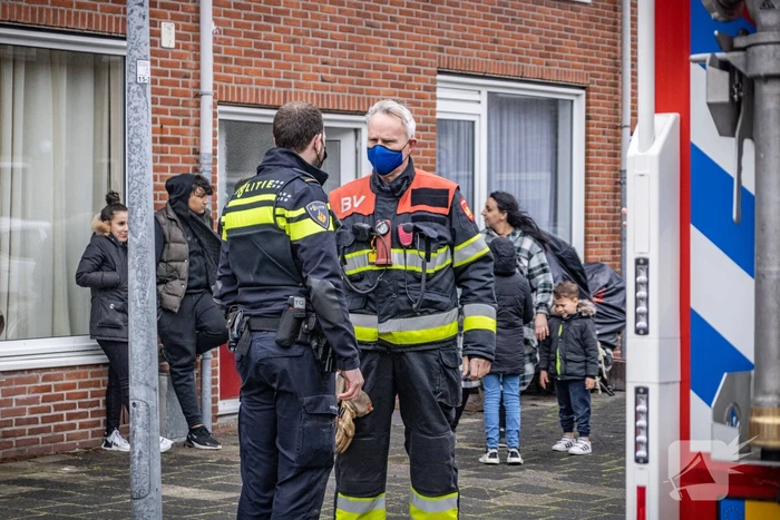 Brandweer blust brand op zolder