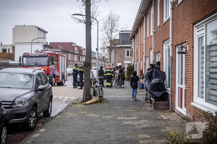 Brandweer blust brand op zolder