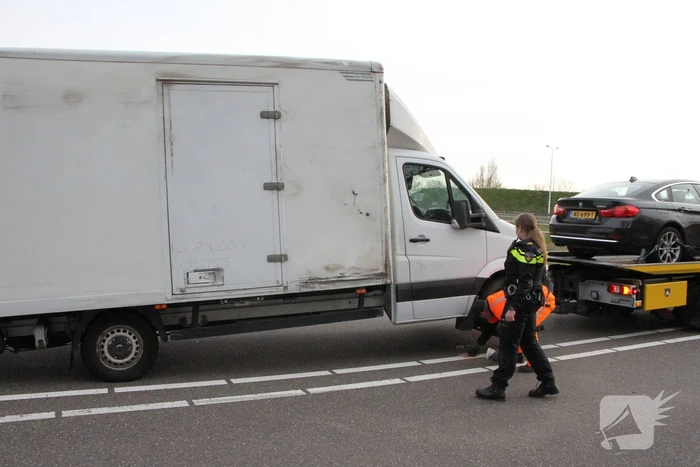 Bakwagen valt op zijkant in bocht