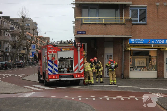 Brandweer blust brand met brandblusser