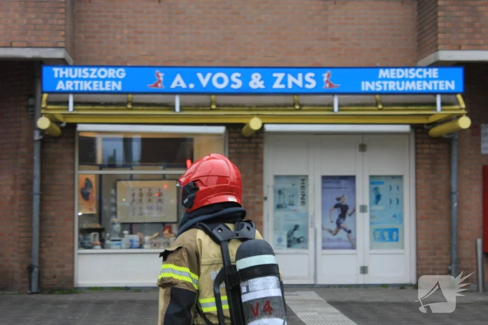 Brandweer blust brand met brandblusser