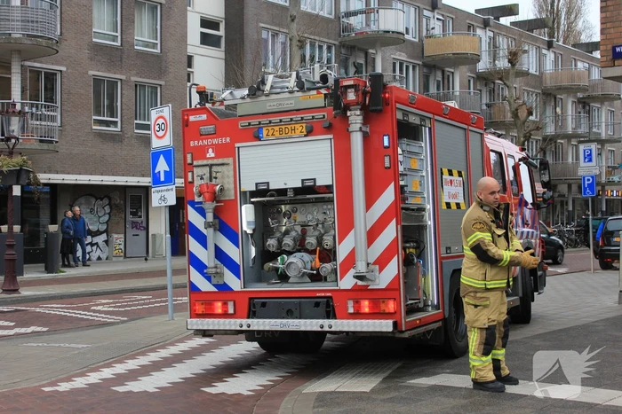 Brandweer blust brand met brandblusser