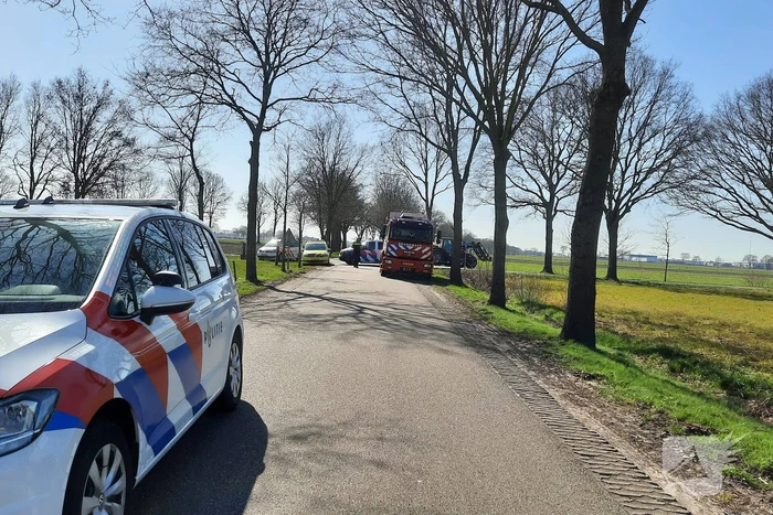 Bestuurder overleden na aanrijding tegen boom
