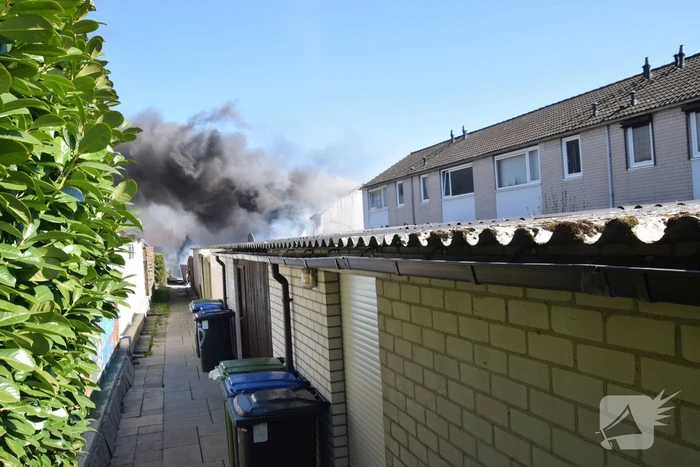 Gasflessen ontploft bij grote brand