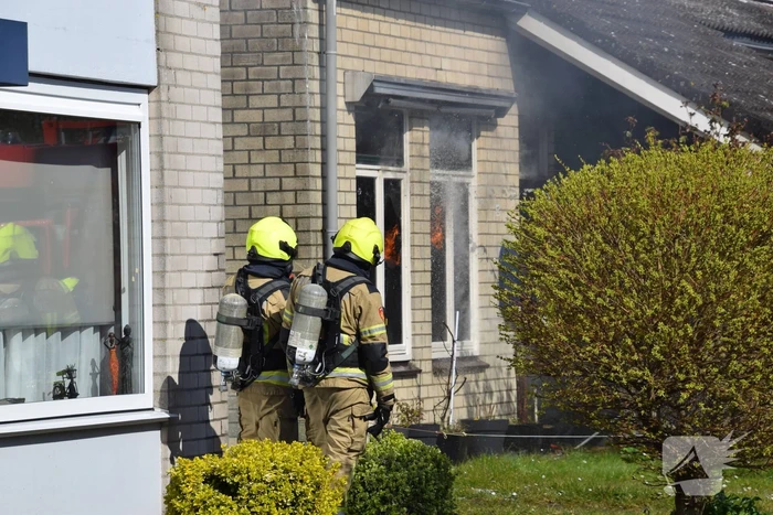 Gasflessen ontploft bij grote brand