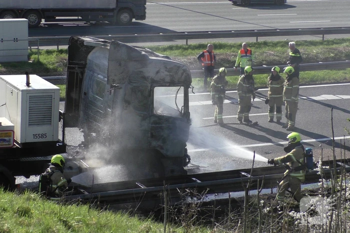 Vrachtwagen in brand op snelweg