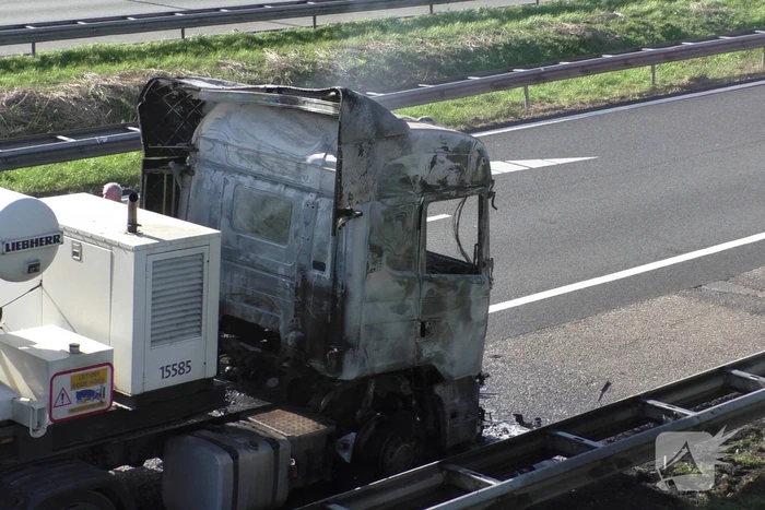 Vrachtwagen in brand op snelweg