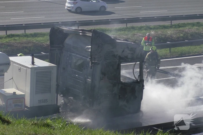 Vrachtwagen in brand op snelweg