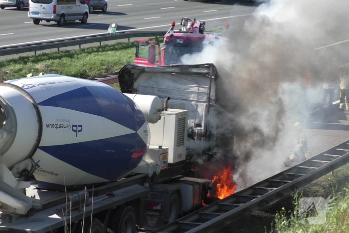 Vrachtwagen in brand op snelweg