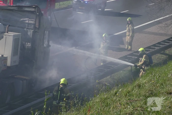 Vrachtwagen in brand op snelweg