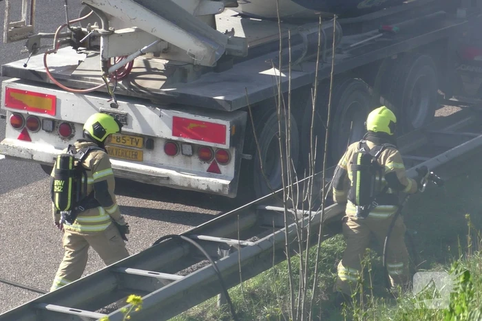Vrachtwagen in brand op snelweg