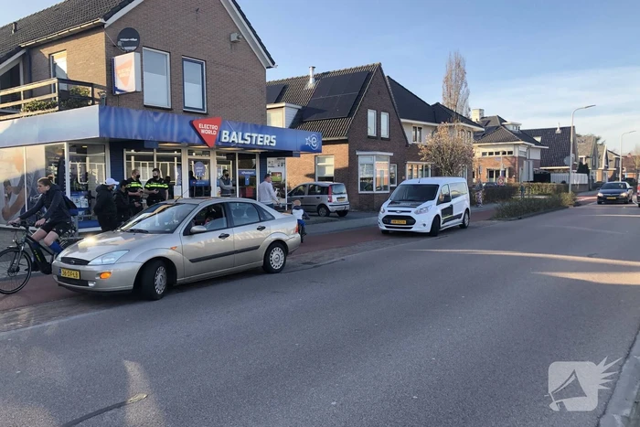Fietser en personenauto met elkaar in botsing