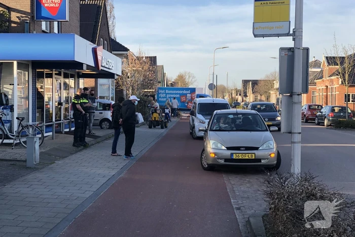 Fietser en personenauto met elkaar in botsing