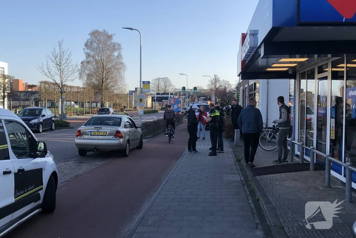 Fietser en personenauto met elkaar in botsing