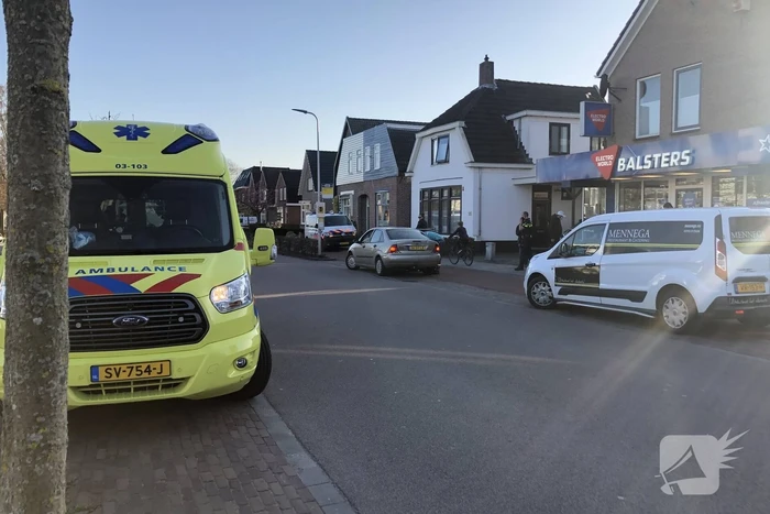 Fietser en personenauto met elkaar in botsing