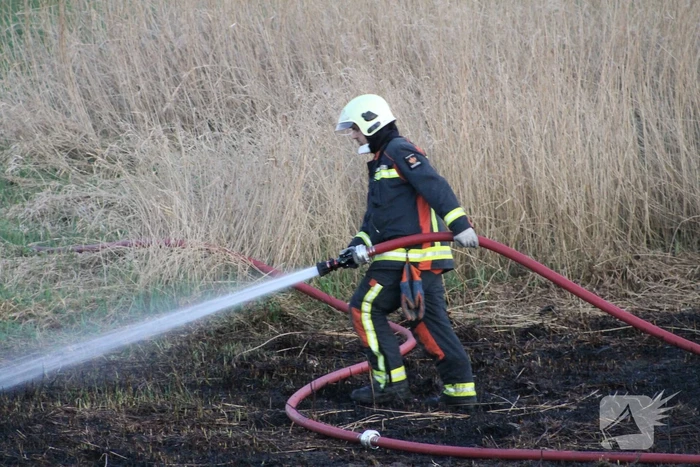 Brandweerboot helpt mee met blussen bij bermbrand