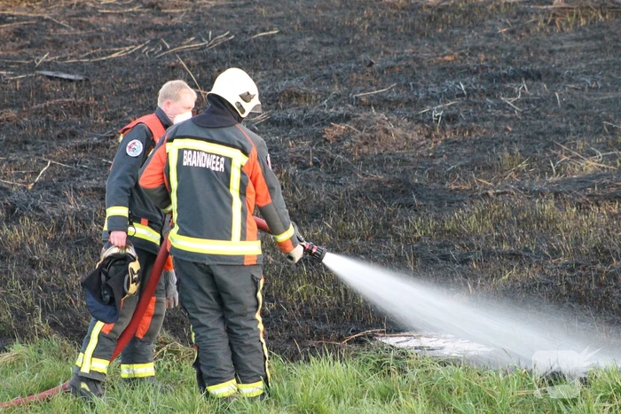 Brandweerboot helpt mee met blussen bij bermbrand