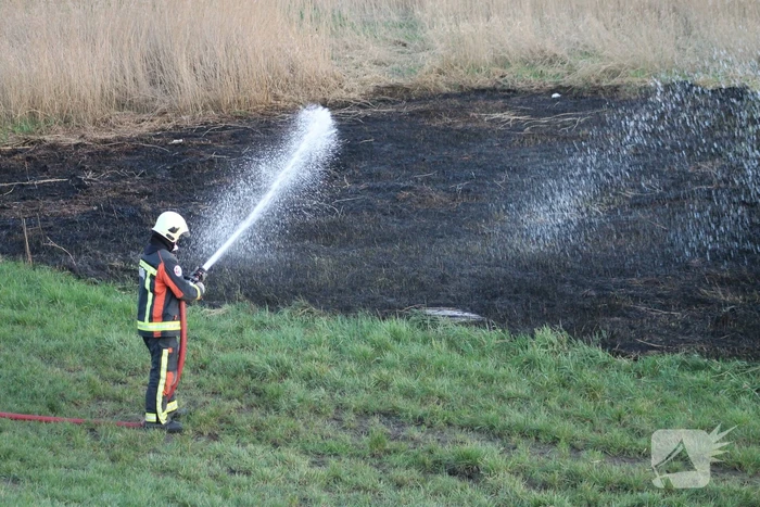 Brandweerboot helpt mee met blussen bij bermbrand