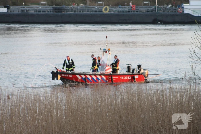 Brandweerboot helpt mee met blussen bij bermbrand