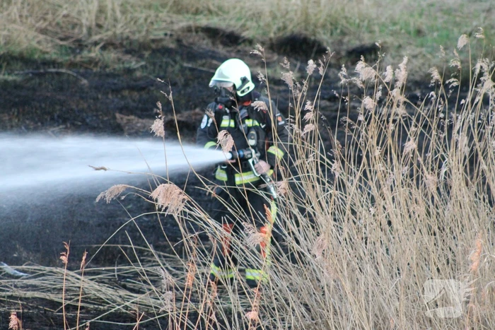 Brandweerboot helpt mee met blussen bij bermbrand
