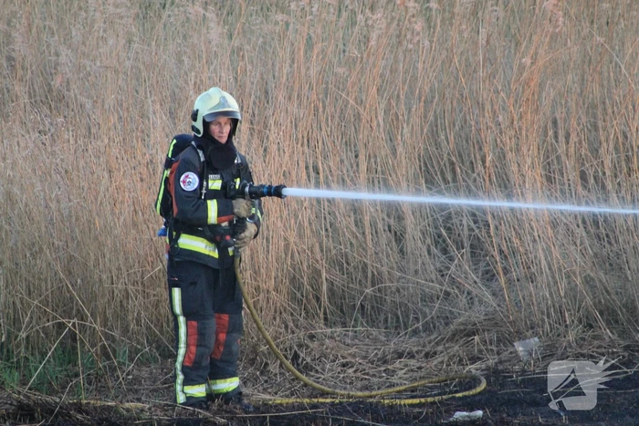 Brandweerboot helpt mee met blussen bij bermbrand