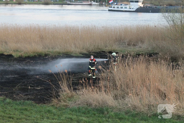 Brandweerboot helpt mee met blussen bij bermbrand
