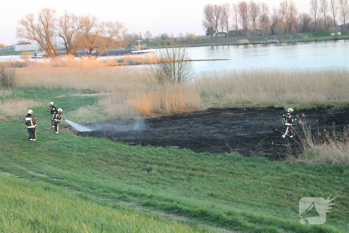 Brandweerboot helpt mee met blussen bij bermbrand
