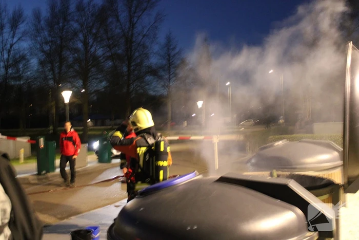 Brandweer blust brand in container