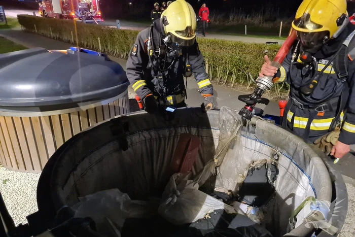 Brandweer blust brand in container