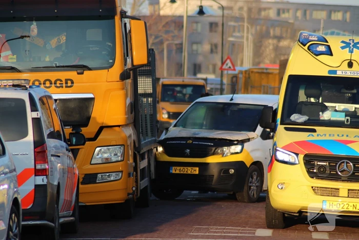 Bestelbus botst op stilstaande vrachtwagen
