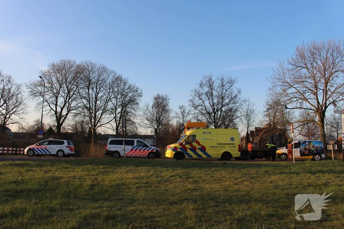 Bestelbus botst op stilstaande vrachtwagen