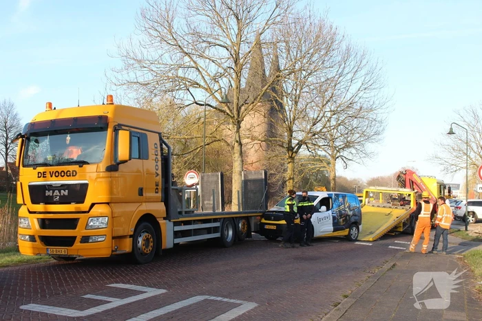Bestelbus botst op stilstaande vrachtwagen