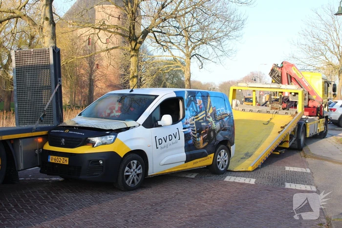 Bestelbus botst op stilstaande vrachtwagen