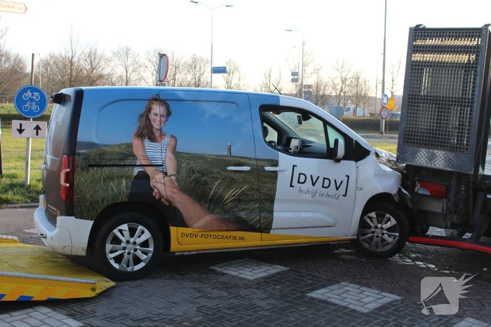 Bestelbus botst op stilstaande vrachtwagen
