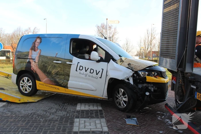Bestelbus botst op stilstaande vrachtwagen