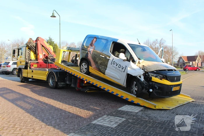 Bestelbus botst op stilstaande vrachtwagen