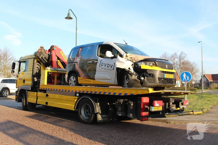 Bestelbus botst op stilstaande vrachtwagen