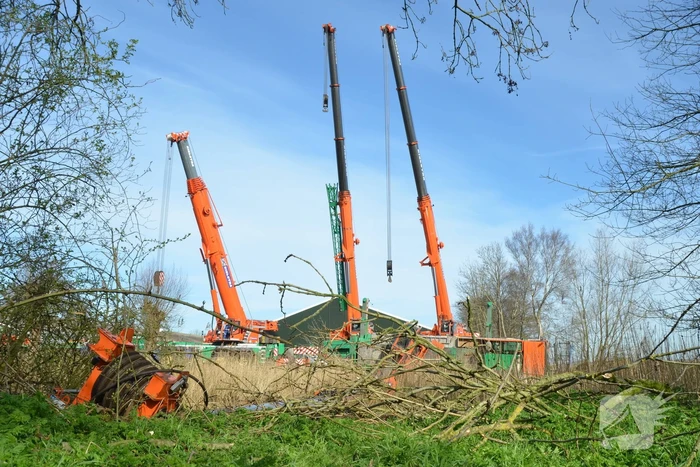 Telescoopkraan kantelt tijdens werkzaamheden