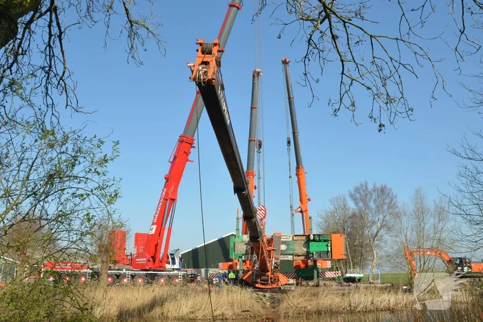 Telescoopkraan kantelt tijdens werkzaamheden