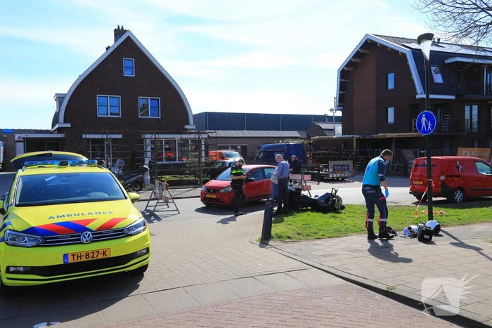 Motor en auto botsen op splitsing