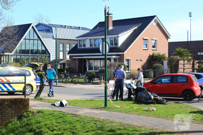 Motor en auto botsen op splitsing