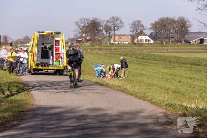 Man belandt met scootmobiel in droge sloot