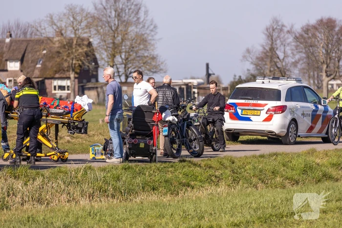 Man belandt met scootmobiel in droge sloot