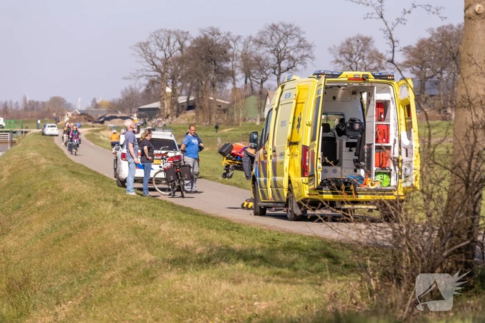 Man belandt met scootmobiel in droge sloot